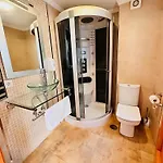 Atico Con Piscina Privada En El Corazon De Nerja! Vakantiehuis *