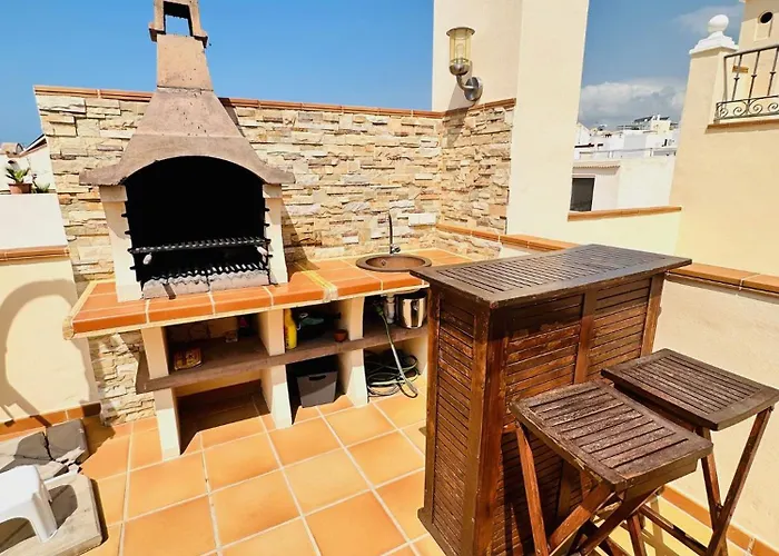 Atico Con Piscina Privada En El Corazon De Nerja! 別荘