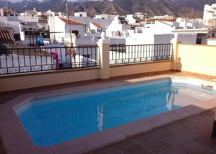 Atico Con Piscina Privada En El Corazon De Nerja! Дом отдыха